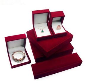 شعار مخصص مخملي أحمر ، مجموعة قلادة سوار قلادة فاخرة ، حل تخزين - Product Image 1