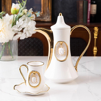 Ensemble de cafetière et tasses en porcelaine arabe de luxe, service à thé en céramique du Moyen-Orient avec plateau en métal doré pour la maison et l'hôtel