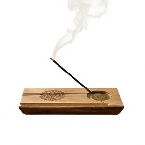 Brûleur d'encens en bois fait main avec base en bois de santal et incrustation en laiton, diffuseur aromatique pour la décoration de la maison, designs personnalisables - Product Image 1