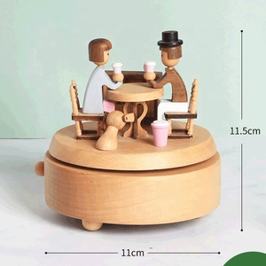 Caja de música de cuerda de madera personalizable siempre brillante Encuentro de café americano en el día de San Valentín Idea de regalo de carrusel con manivela - Product Image 4