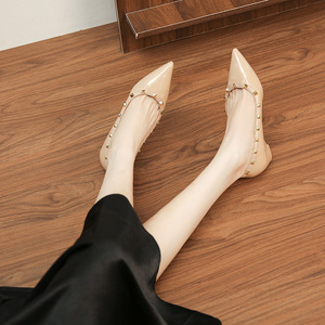 Zapatos de tacón de bloque con punta puntiaguda y tachuelas para mujer, color beige liso, forro de PU, tacón medio de 3cm/5cm - Product Image 1
