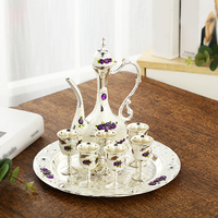 Ensemble de tasses à vin vintage pot à vin plateau de tasses à boire ensemble de 8 pièces ensemble de pots à vin sculptés en métal de style européen du Moyen-Orient