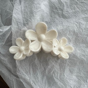 Pince à Cheveux Grande Forme Fleur Rose et Blanche en Acétate Acrylique Hawaïenne Plumeria pour Femmes et Filles – Accessoire Tendance - Product Image 5