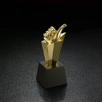 Trophée de conception personnalisée meilleure vente trophée d'or personnalisé sport chèvre métal résine récompenses gravé sculpture alliage matériel