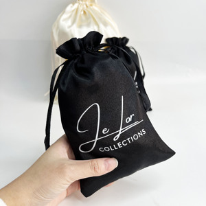 Sac cadeau en satin personnalisé avec cordon de serrage, sac de rangement pour extensions de cheveux en satin avec votre propre logo imprimé - Product Image 1