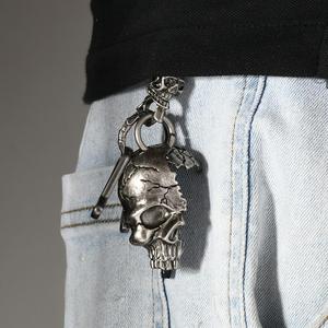 Porte-clés de voiture en métal avec pendentif squelette créatif en alliage demi-cadavre pour Halloween - Product Image 5