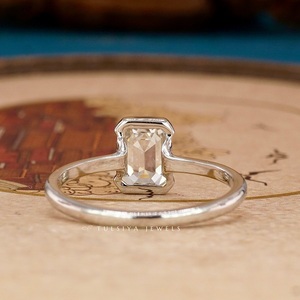 แหวนเพชรเครื่องประดับชั้นดีระดับพรีเมี่ยมมีการตั้งค่ารัศมีและหินประดับแวววาวสำหรับสไตล์ที่โดดเด่น - Product Image 2