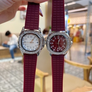 Montre à quartz élégante et luxueuse pour homme avec chiffres arabes, lunette incrustée de diamants, bracelet en silicone gaufré bordeaux, montre étanche - Product Image 2