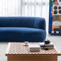 Sofá Chesterfield Moderno Nórdico YUMU con Cubierta de Tela, Base de Madera Sólida, Curvo, Tres Plazas, Altura Ajustable, Espuma de Alta Densidad, para Hotel