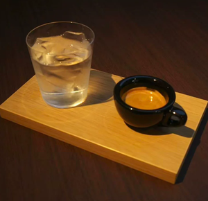 Juego de Taza y Platillo de Cerámica Negra para Espresso, 7 cm de Diámetro, Diseño Minimalista con Asa para Servir Café - Product Image 3
