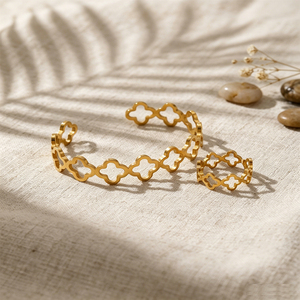 <span class=keywords><strong>MIOU</strong></span> Juego de 2 Pulseras de Moda para Mujer, de Acero Inoxidable Dorado, con Hebilla de Flor de Cuatro Hojas y Diseño Hueco, Elegante Brazalete y Anillo - Product Image 3
