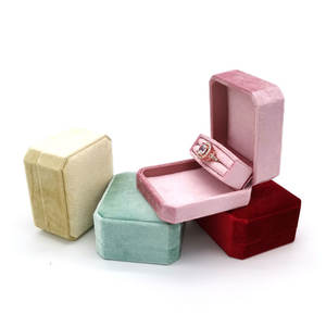 Joyero de terciopelo de lujo con logotipo personalizado para anillos, caja de embalaje de regalo personalizable para joyería - Product Image 3