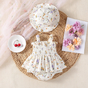 Mono de algodón con capucha para bebé, protección solar, estilo veraniego, estampado floral, sin mangas, diseño de tirantes, panel trasero triangular - Product Image 1