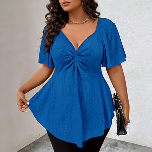 Chemisier grande taille à col en V, torsadé sur le devant, broderie ajourée, manches courtes, ourlet asymétrique, décontracté pour femme - Product Image 1