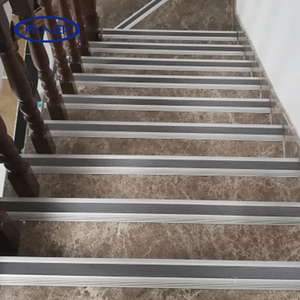 Embouts d'<span class=keywords><strong>escalier</strong></span> modernes flexibles et antidérapants en PVC aluminium <span class=keywords><strong>Bande</strong></span> de bordure en métal pour carrelage Bord de marche antidérapant avec nez élégant - Product Image 1