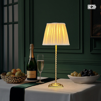 Lampe de table en tissu LED 2700K Lampe de table de mariage sans fil pour restaurant Abat-jour en tissu personnalisé