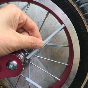 Accessoire de sécurité à visibilité améliorée pour la conduite de nuit <span class=keywords><strong>Bandes</strong></span> réfléchissantes pour la montagne et les vélos Réflecteurs à rayons pour vélos - Product Image 2