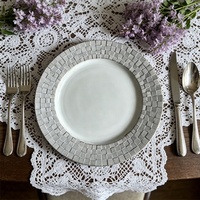 Assiettes de présentation jetables en plastique à texture tissée de qualité commerciale, sous-assiettes décoratives, fournitures de traiteur en gros pour hôtels et mariages
