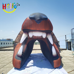 ทีมฟุตบอลโรงเรียนมัธยมหมีกริซลี่วิ่งผ่านอุโมงค์เป่าลมหมี - Product Image 4