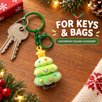 Porte-clés sapin de Noël floqué avec texture en peluche douce, design à double anneau et options de couleurs vert et rose, vente en gros