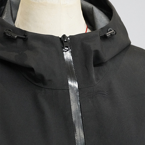 เสื้อแจ็คเก็ตเดินป่าแบบแข็งสำหรับผู้ชายสีดำแบบกำหนดเอง กันน้ำ Gore-Tex ผ้าฮาร์ดเชลล์ 70d ป้องกันลมสำหรับกิจกรรมกลางแจ้ง - Product Image 4