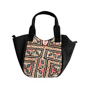 Sac fourre-tout ethnique artisanal en velours brodé, imperméable, avec fermeture éclair - Product Image 4