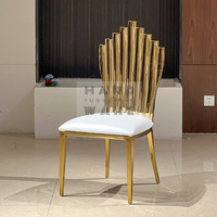 Chaises de luxe en acier inoxydable avec dossier ventilé à rayures verticales dorées et revêtement en PU blanc pour extérieur, salon, événements, banquets et mariages