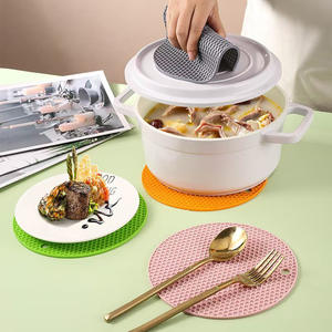 แผ่นซิลิโคนกันความร้อนรูปทรงรังผึ้ง ขนาด 18 ซม. แผ่นรองโต๊ะครัวป้องกันการลวก ชุดป้องกันภาชนะทำอาหาร จำนวน 2 ชิ้น - Product Image 3