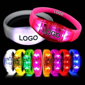 Bracelet LED en silicone pour fêtes, lumineux, avec logo personnalisé, vente en gros - Product Image 1