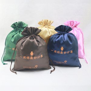 Pochette en satin à cordon personnalisée avec logo sérigraphié pour emballage de bijoux (boucles d'oreilles, bagues) et de parfums – Durable et de luxe - Product Image 2