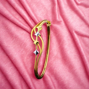 Elegante brazalete dorado de dos tonos para mujer con un elegante patrón de ondas y motivos inspirados en diamantes de Kinnova Jewels, con estilo. - Product Image 1