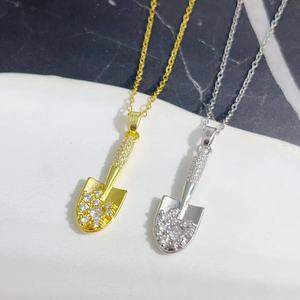 Alta calidad de moda 18K chapado en oro de acero inoxidable pala colgante collar joyería para mujeres niñas - Product Image 1