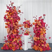 Décoration de fond de scène de mariage en rangée de roses artificielles de luxe en soie orange et rose vif pour présentoir de sol ou de fenêtre