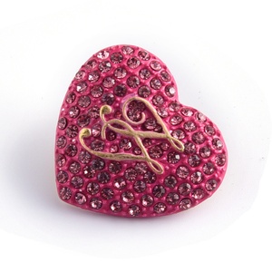 Broches Metálicos con Logotipo Personalizado, en Forma de Corazón Rosa Diamante, con Impresión UV, para Ropa - Product Image 3