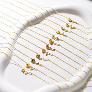 Delicado Collar con Flor de Nacimiento |   Collar con Colgante de Flor del Mes de Nacimiento en Latón Chapado en Oro de 18K |   Joyería Personalizada para Mujer - Product Image 1