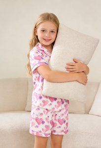 Set Pigiama Corto in Raso per Bambine con Stampa 'Lots of Kisses', Adorabile Completo Estivo - Product Image 2