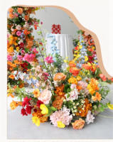 Arche florale tropicale colorée en forme de corne, avec hibiscus et roses artificielles, pour cérémonie de mariage et décoration de toile de fond nuptiale sur la plage