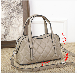 Bolso Ando para Mujer, de Cuero Vacuno Genuino Acolchado, con Asas Dobles y Correa de Hombro Desmontable - Product Image 3
