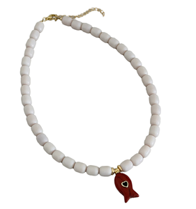 Collier ras du cou tendance bohème en acier inoxydable avec perles blanches, pendentif poisson rouge, détail cœur noir et chaîne en corde plaquée or - Product Image 1