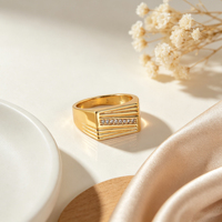 Messing 18K Vergoldeter Geometrischer Vertikaler Linien-Siegelring mit Einreihiger CZ-Steinbesatz Breiter Band Unisex Fingerring