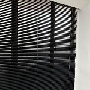 Stores vénitiens en <span class=keywords><strong>aluminium</strong></span> noir de 25 mm, tailles et couleurs personnalisées, stores en <span class=keywords><strong>aluminium</strong></span> pour fenêtre, commande manuelle, motorisation à distance - Product Image 2