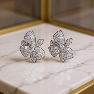 Orecchini a lobo da donna con micro pavé di zirconi a forma di fiore di giglio, gioielli alla moda per serate ed eventi - Product Image 2