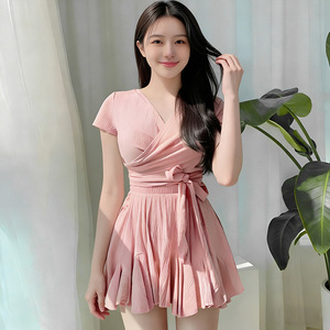 Traje de baño de dos piezas rosa para mujer, traje de baño estilo falda acanalada con cuello en V para playa y piscina - Product Image 1