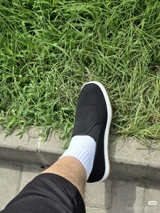 รองเท้าผ้าใบแบบสวมสำหรับผู้ชาย พื้นรองเท้าแบนใส่สบาย เหมาะสำหรับเดินทุกวัน เดินทางไปทำงาน และกิจกรรมสบายๆ ในชีวิตประจำวัน - Product Image 1