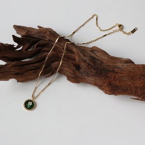 Collier personnalisé pour femme avec pendentif rond en acier inoxydable et fleur en émail vert, chaîne à maillons, idéal pour un anniversaire - Product Image 6