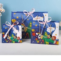 Sacs cadeaux en papier kraft écologiques réutilisables à thème astronaute pour la Journée des enfants, résistants à l'humidité, avec cordon de serrage et impression offset