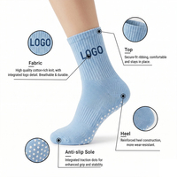 Chaussettes de yoga organiques antidérapantes personnalisé pour le sport et le fitness Chaussettes de sport brodées avec poignée