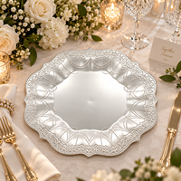 Assiette de présentation de 13 pouces, durable, élégante, argentée, à bordure en dentelle gaufrée, style européen, en plastique PP texturé de luxe, pour décoration de table de fête et de mariage