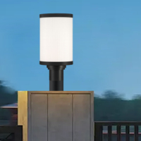Lampe de poteau extérieure en aluminium noir au design nordique simple, résistante aux intempéries, avec abat-jour en verre opale côtelé blanc