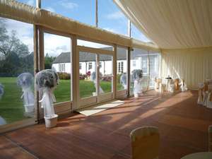 Marquee en aluminium avec paroi latérale en verre pour événements de <span class=keywords><strong>mariage</strong></span>, pavillon en forme de A transparent, résistant au vent, luxueux, cérémonie en plein air, réception - Product Image 4